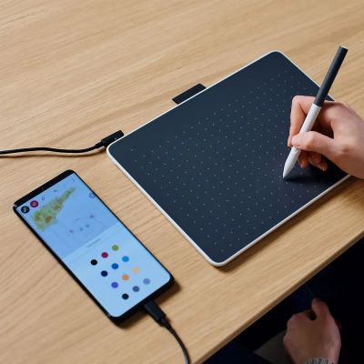 4. Wacom Intuos One Medium 216x135mm Graphics Tablet USB/Bluetooth Gray/White CTC6110WLW1B