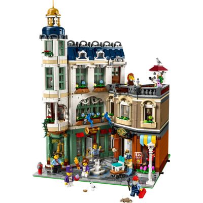 3. LEGO Icons 11371 - Shopping Street