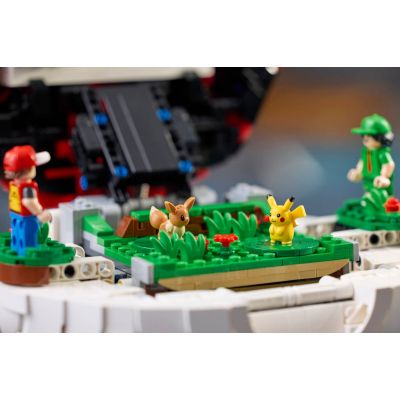 3. LEGO Pokémon 72154 – Iconic Poké Ball with Trainers