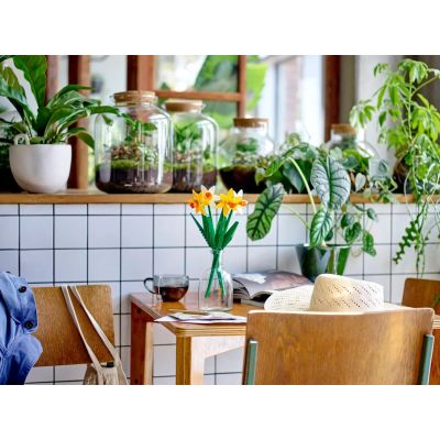4. LEGO BOTANICALS 40747 Daffodils