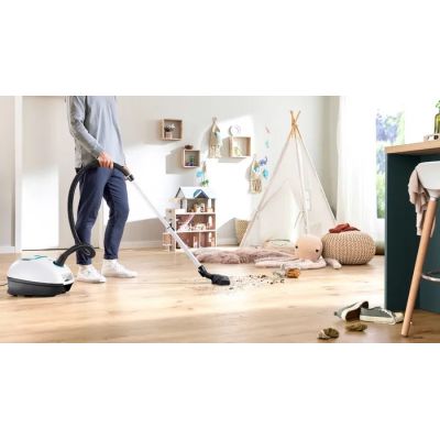 8. Bosch Series 4 BGB41HYG1H Bagged Vacuum Cleaner (600W; White)