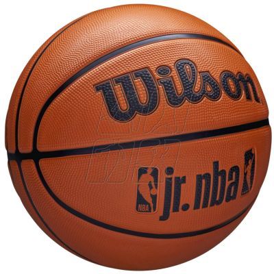 5. Basketball ball Wilson NBA Jr DRV Fam Logo Ball WZ3013001XB