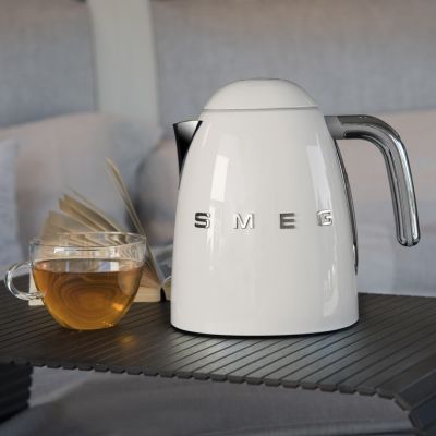 8. SMEG KLF04CREU electric kettle cream