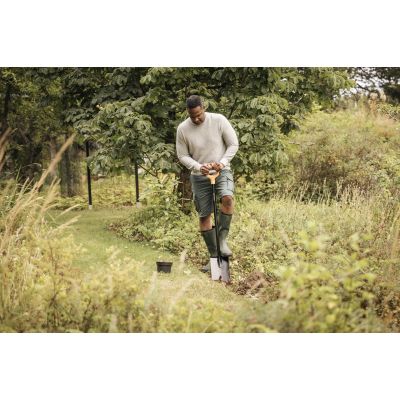 6. FISKARS STRAIGHT SOLID METAL SPADE (1003456)
