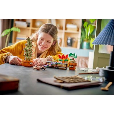 9. LEGO Harry Potter 76474 - Hogwarts Herbology Plants
