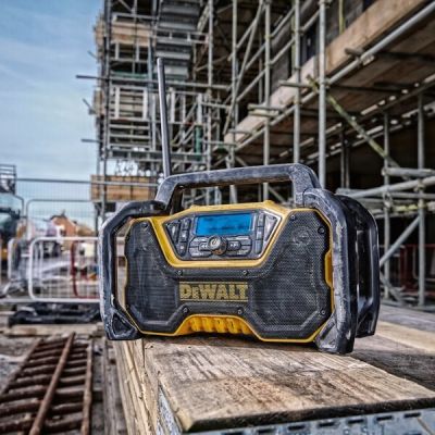 5. 18/54V XR DCR029-QW DEWALT Construction Radio