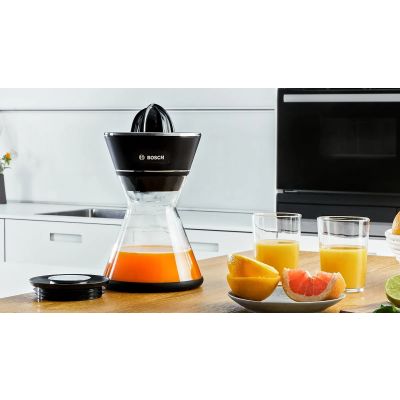 4. BOSCH MCP72GPB citrus juicer (40W; 1l; black, transparent)