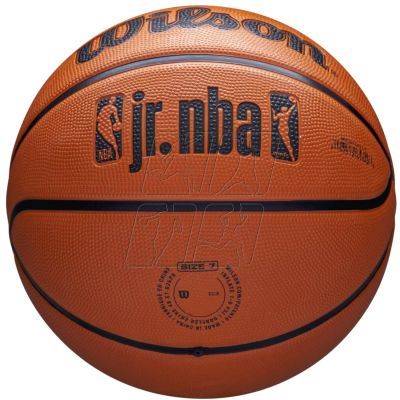 6. Basketball ball Wilson NBA Jr DRV Fam Logo Ball WZ3013001XB