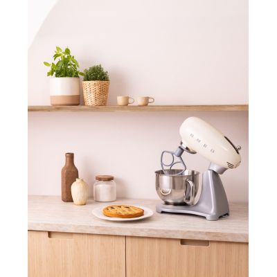 16. SMEG SMF04CREU Kitchen Machine