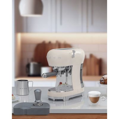 11. SMEG Coffee Machine (ECF02CREU) creme