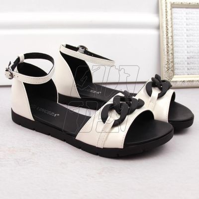 6. Vinceza W JAN309B flat sandals with a chain, white