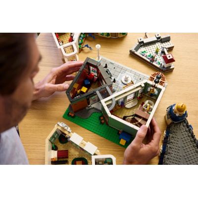 17. LEGO Icons 11371 - Shopping Street