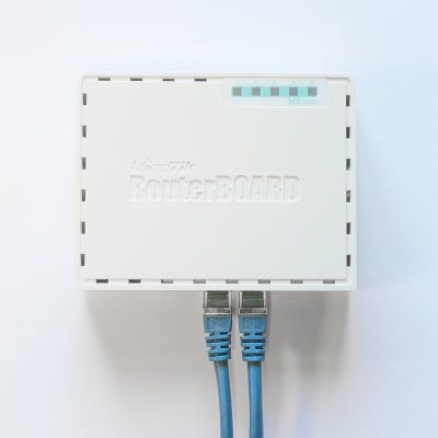 4. Mikrotik hEX router (RB750Gr3) Total Ethernet Ports:5; Architecture:MMIPS; CPU core:2
