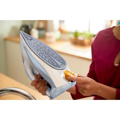 11. PHILIPS DST 7011/20 Steam Iron