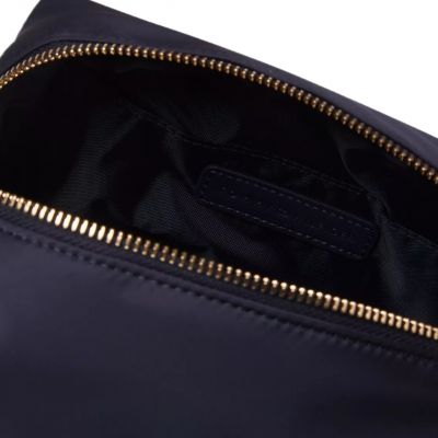 3. Tommy Hilfiger My Tommy Idol Washbag AW0AW13659