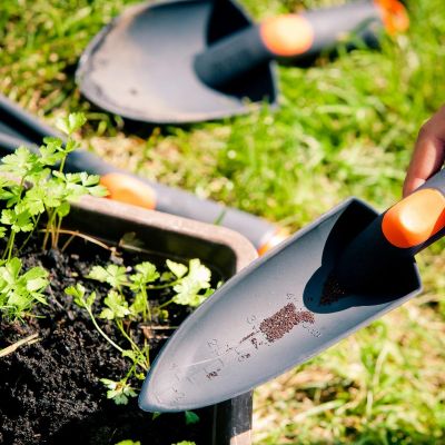 16. NARROW GARDEN SHOVEL