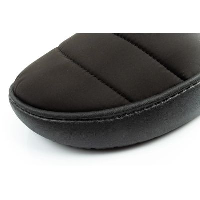 6. Crocs men's shoes slippers Classic Puff Moc slippers black insulated