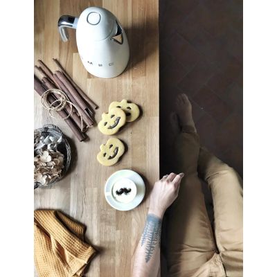 74. Smeg KLF03CREU Electric Kettle 1.7 L 2400 W Cream