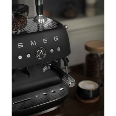 16. Smeg EGF03BLMEU coffee machine Manual espresso machine 2.4 l