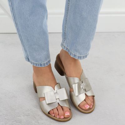 7. Women's leather slides on a block, gold Remonte R8759-90