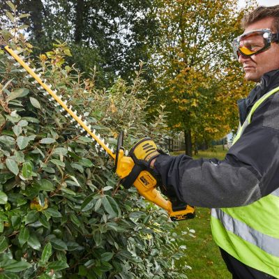 6. DeWALT DCM563P1-QW Electric Hedge Trimmer Single Blade 3.4 kg