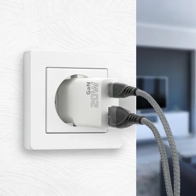 15. EVERACTIVE WALL CHARGER 1 x USB, 1 x USB-C QUICK CHARGE 3.0 20W SUPER SLIM WHITE SC-340Q