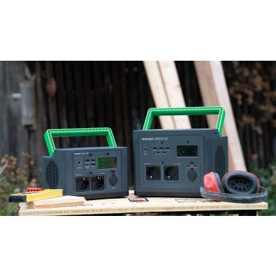 15. Portable Power Station APC OffGrid 730, 738 Wh lithium-ion, LCD, 2 CEE 7/3 Schuko sockets, Sinewave, 3 USB-A, 2 USB-C, wireless charger