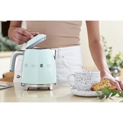 43. SMEG kettle model KLF05PGEU mini 0.8L pastelgreen