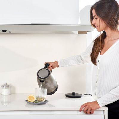 3. Black+Decker BXKE2201E Electric Kettle (2200 W; 1.7 l)