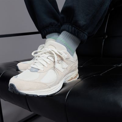8. New Balance men's sports shoes sneakers M2002RCC