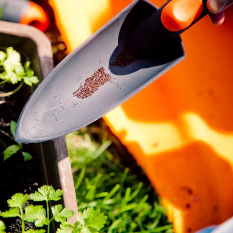 11. NARROW GARDEN SHOVEL