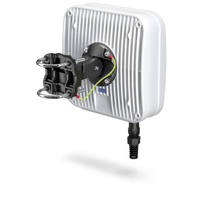 6. QuWireless QuMax Antenna – Directional PoE/LAN Antenna, 14 dBi