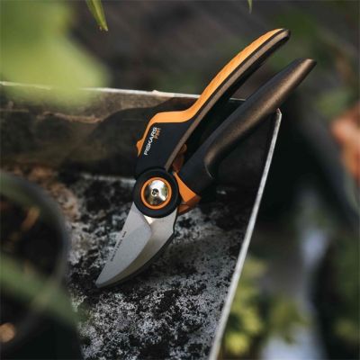 4. FISKARS SCISSORED PRECAUTER X-SERIES L P961