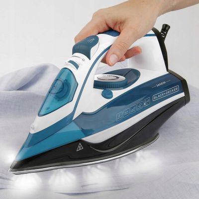 3. Black+Decker BXIR2402E steam iron (2400W; white)