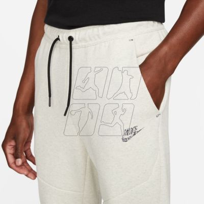 3. Nike Sportswear Tech Fleece M DD4706-100 pants