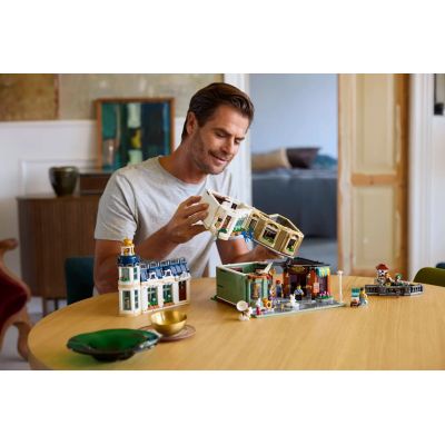 16. LEGO Icons 11371 - Shopping Street