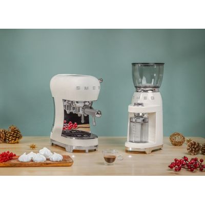 4. SMEG Coffee Machine (ECF02CREU) creme