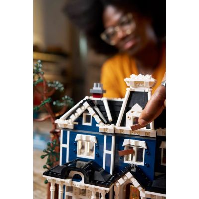 12. LEGO Icons 11370 - Stranger Things: Creel House