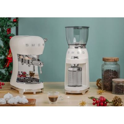 3. SMEG Coffee Machine (ECF02CREU) creme