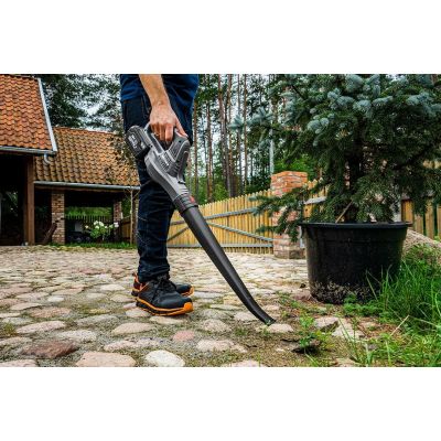 2. Graphite ENERGY+ 18V Cordless Leaf Blower