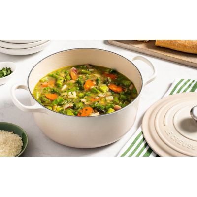 7. Le Creuset Signature Roaster Round Meringue 20cm