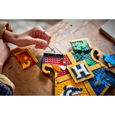 10. LEGO Harry Potter 76462 - Hogwarts Crest
