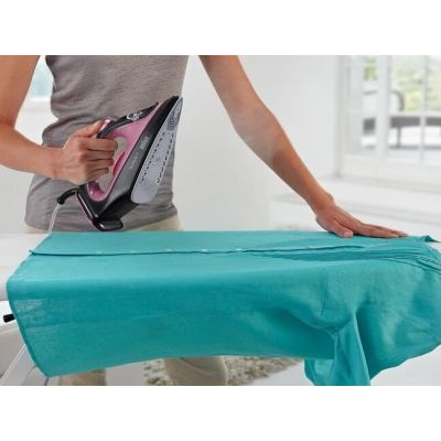 4. BRAUN SI1070PU steam iron black and pink