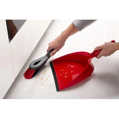4. Vileda 2-in-1 dustpan with brush