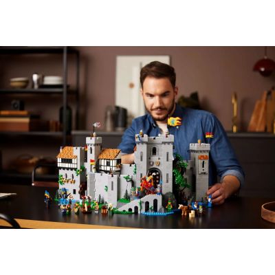 6. LEGO Icons 10305 - Castle of the Knights of the Lion Coat of Arms