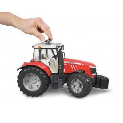 8. BRUDER Massey Ferguson 7624