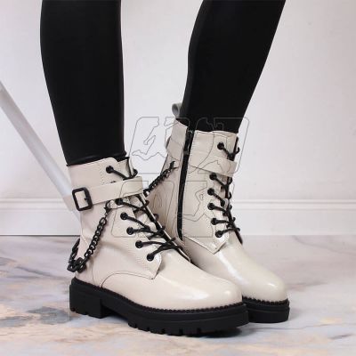 2. Lacquered boots with a chain insulated Laura La.Fi W PMR28