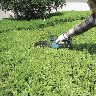 47. MAKITA DUM604ZX Cordless Grass Shears