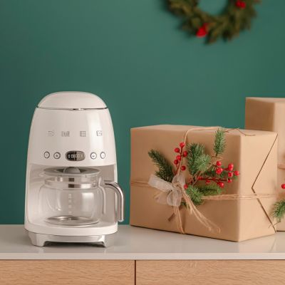 6. Smeg DCF02CREU Manual Drip Coffee Maker 1.4 l