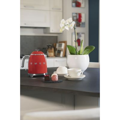 11. SMEG Kettle (KLF05RDEU) mini 0.8L red